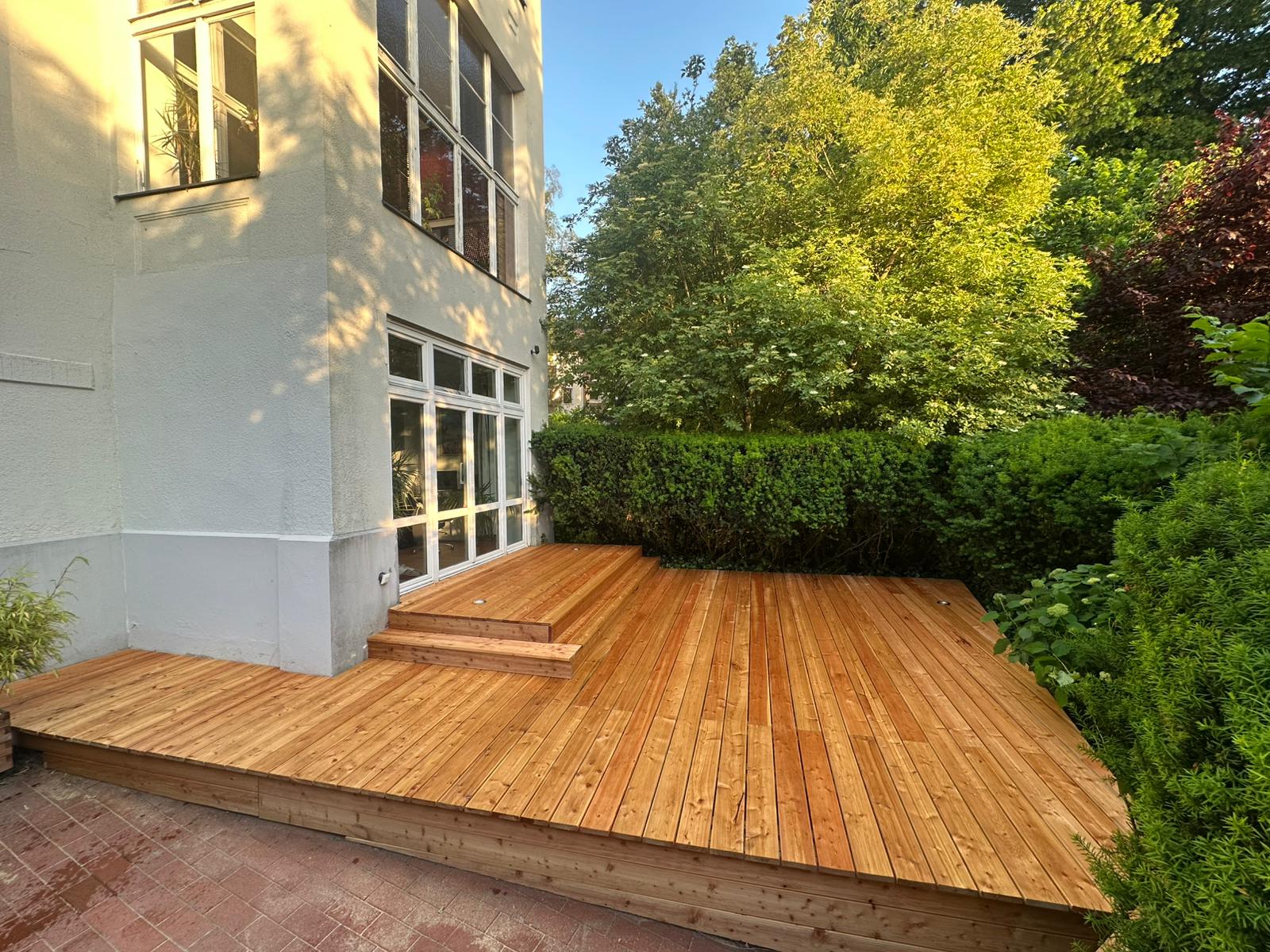 Holzterrasse Neubau mit Stufen